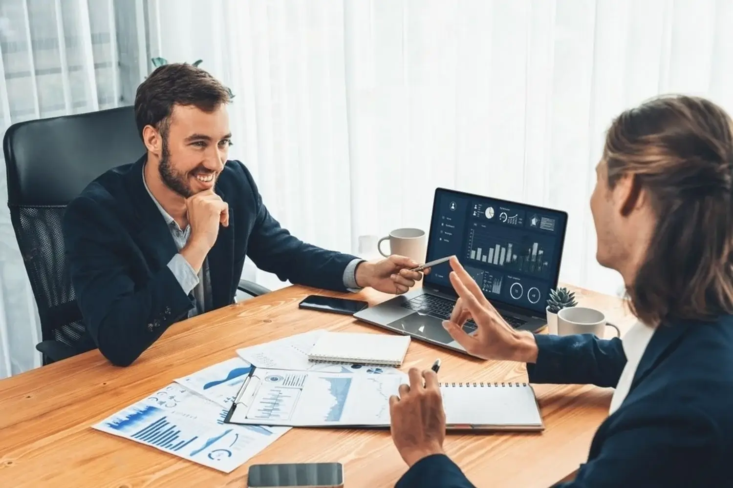 Analistas usando Funciones DAX de Power BI