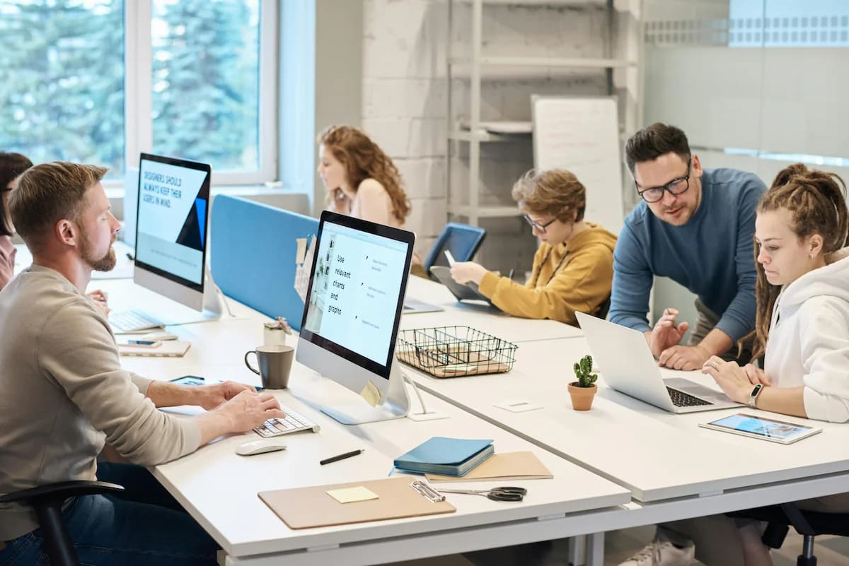 Grupo de trabajadores realizando curso de tecnologia