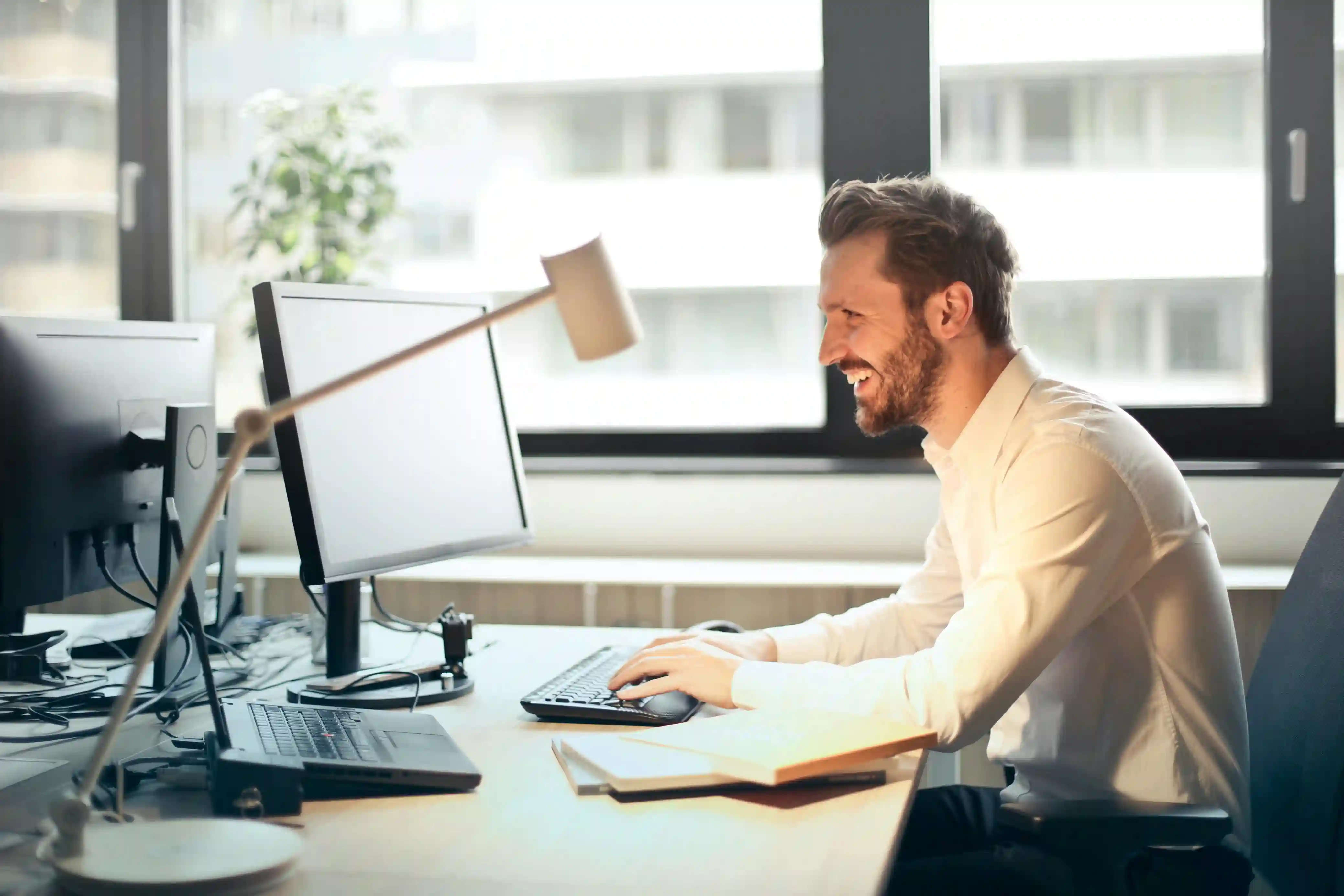Trabajador usando Power Automate en el trabajo