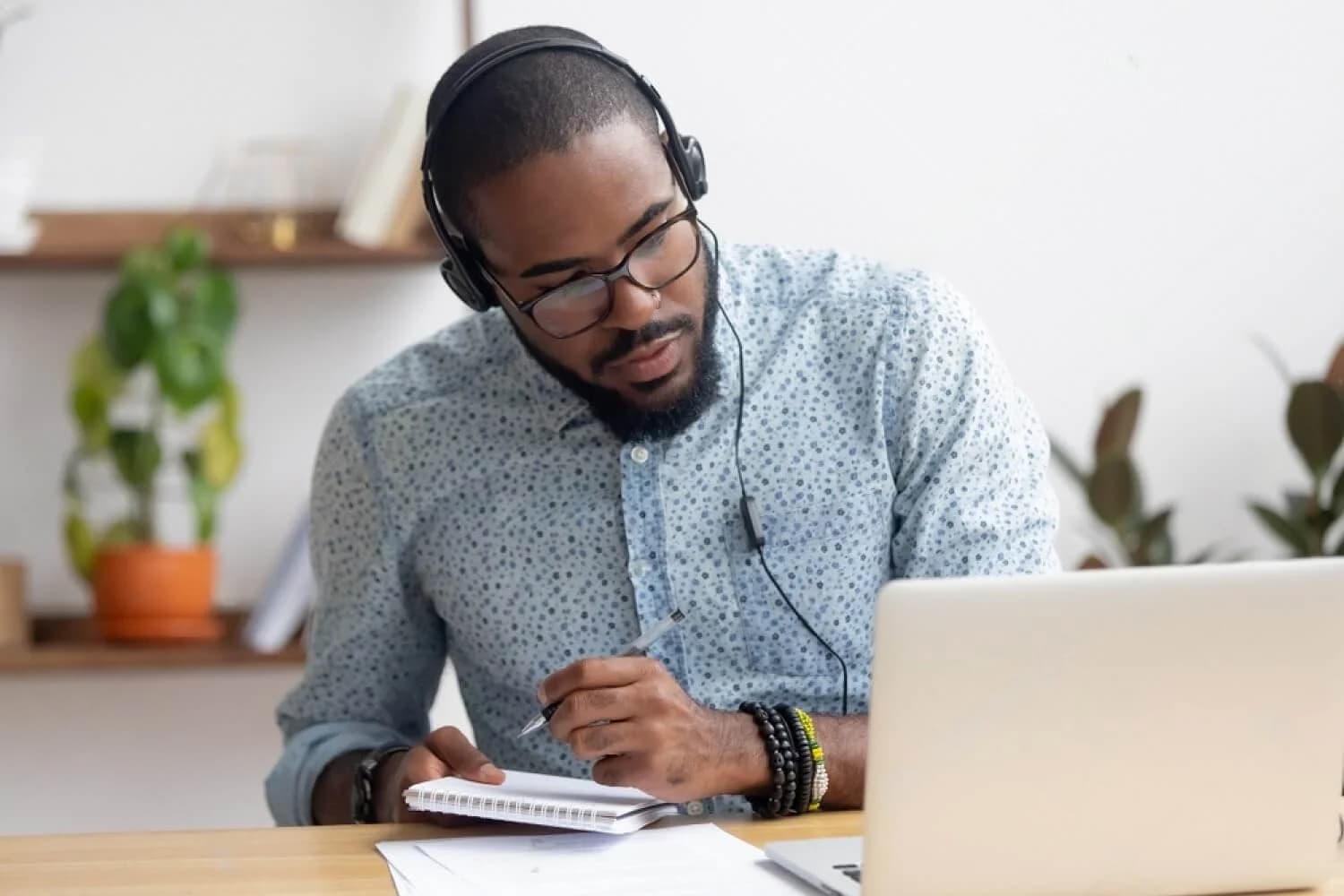 Hombre Aprendiendo mediante la enseñanza e-learning