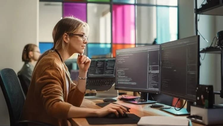Chica usando Typescript