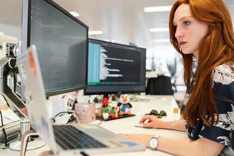 Programadora usando Hook useRef de React
