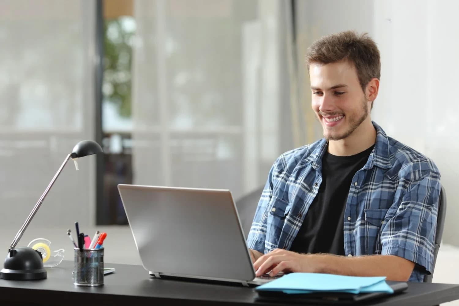 Estudiante usando una plataforma LMS
