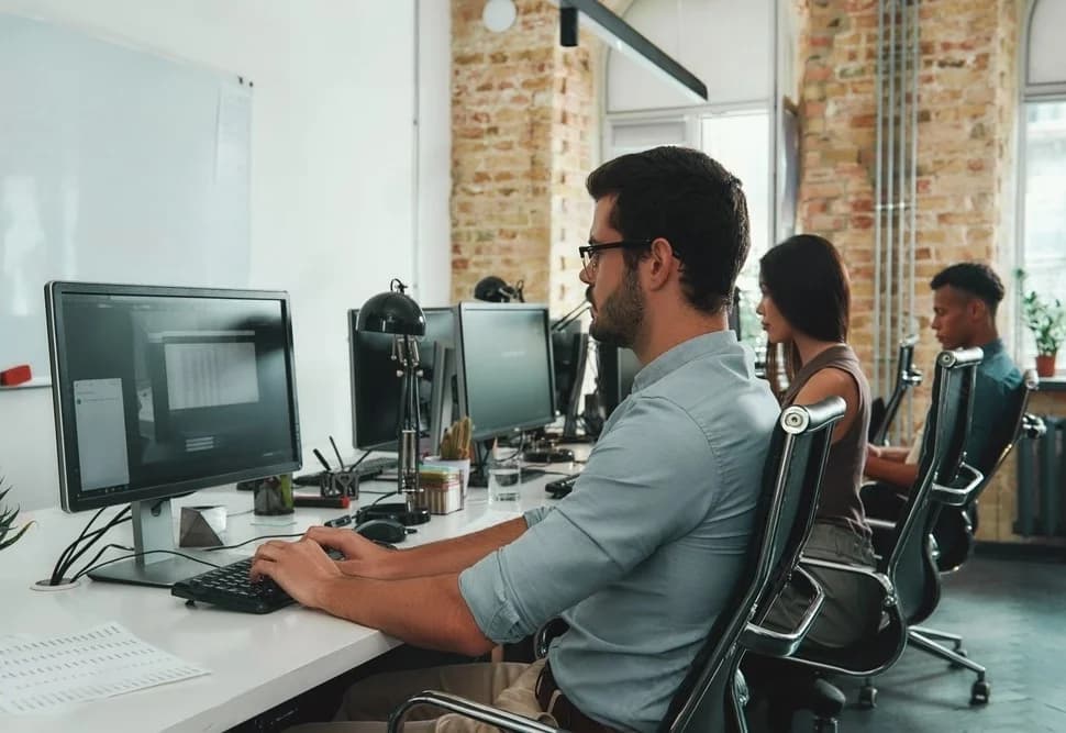 Grupo de trabajadores usando Intranet de Sharepoint