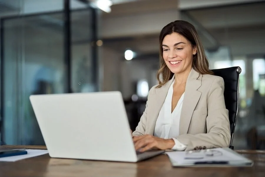 Mujer programando correo electrónico en Outlook
