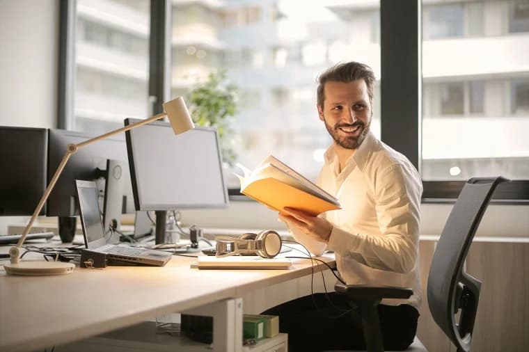 Empresario Creando Base de Datos de Clientes con Excel